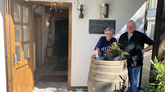 Die Wirtsleute Edith und Ralf Kruse heißen ihre Gäste in Ihrer Gaststube mit Herz und Leidenschaft willkommen.