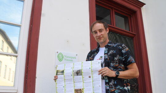 Stefan Eschenauer, Naturparkreferent des Zweckverbands Naturpark Nassau, präsentiert den Flyer mit den diesjährigen Umweltbildun