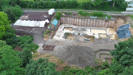 Die Baugrube auf der Koblenzer Karthause, wo eigentlich das Luxusbauprojekt Maiblick Living entstehen soll.