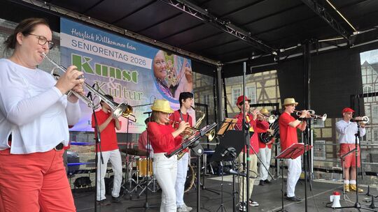 "Feier-Brass", das Jugendorchester des Musikzugs der Freiwilligen Feuerwehr Leubsdorf, trat beim Seniorentag der VG Linz auf dem