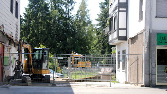 Nach dem Abriss des Verkaufsgebäudes der ehemaligen Bäckerei Schumacher, in dem sich zuletzt der "Kunstraum" befand, eröffnen si