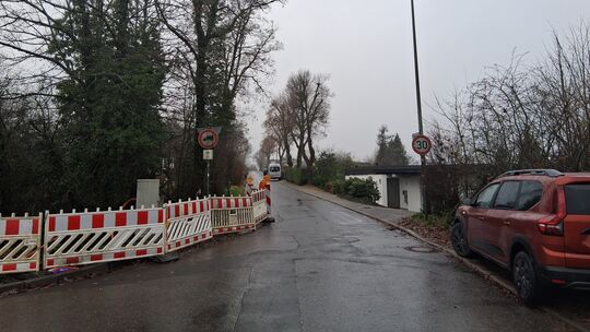 Hinter den Absperrschranken (links) befindet sich der von den Anwohnern bevorzugte Standort für eine Bushaltestelle im Stadtteil