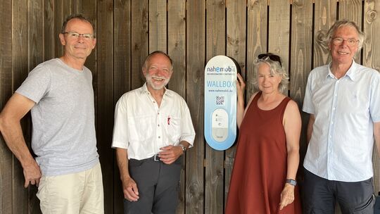 Fordern die Weiterführung des E-Carsharings: (von links) Hubertus Schanze, Klaus Philipp (Klimagemeinschaft), Regine Kircher-Zum