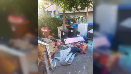 Wer braucht schon Mülltonnen? An der Müllergasse offenbar niemand. Erneut musste das Team des Bauhofes dort wieder große Mengen