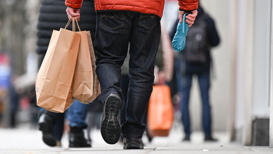 Symbolbild: Dass Menschen in Läden vor Ort einkaufen, wird immer seltener. Mit der Aktion Heimat Shoppen will die Stadt Emmelsha