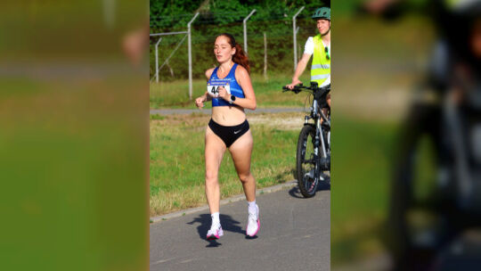 Die Argenthalerin Lena Müller von der LLG Hunsrück trotzte der Hitze beim Feierabendlauf in Kastellaun zweimal - und siegte über