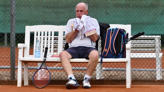 Peter Musiol kam bei den Männern 80 des TC BW Bad Ems zum Einsatz, musste sich beim 3:3 gegen Meister Rheindürkheim aber Gerd Ei