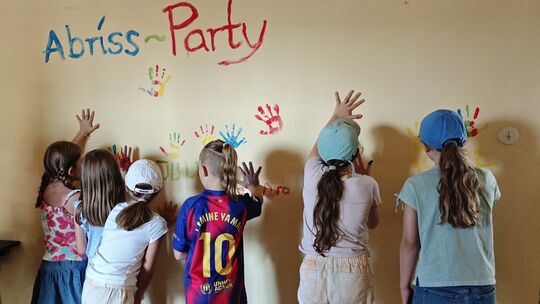 Ein Mal an die Wände malen - bei einer Abrissparty geht das.