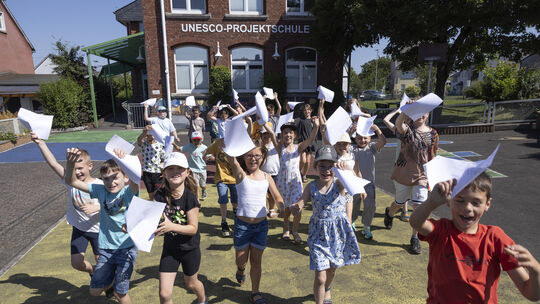 So wie hier an der Unesco-Projektschule in Norken verabschieden sich heute an allen Westerwälder Schulen die Kinder in die sechs
