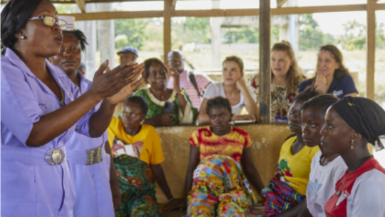 Hebammen informieren Frauen in Sierra Leone bei einem Workshop über Mythen und Fehlinformationen zum Thema Müttergesundheit und