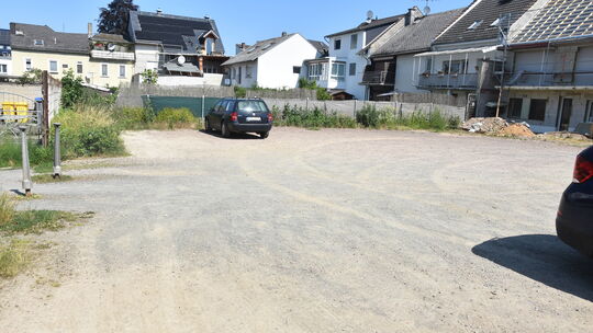 Die Stadt möchte den Römerplatz aufwerten. Dafür soll dieser umgestaltet, begrünt und mit Sitzmöglichkeiten ausgestattet werden.