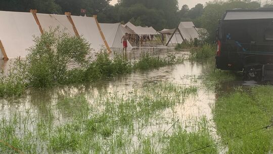 Innerhalb kurzer Zeit stieg der Pegel des Dörsbachs um rund 1,50 Meter an und überschwemmte Teile des Veranstaltungsgeländes der
