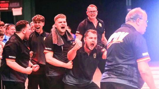 Jubel beim Matchdart der Rheinland-Pfälzer gegen Schleswig-Holstein in Mainz beim German Masters. 7:6 gewannen (von links) Ricca
