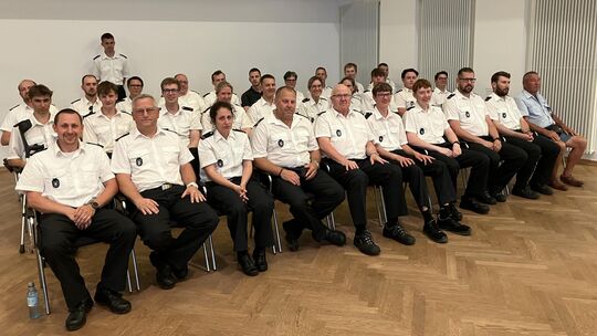 Viele Feuerwehrleute aus Horchheim verfolgen die Entscheidung des Koblenzer Stadtrats.