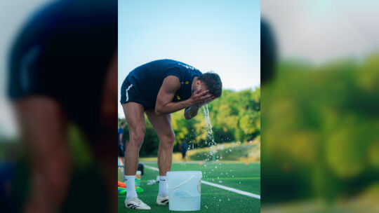 Schon beim Auftakttraining von Oberligist Cosmos Koblenz war es sehr heiß, hier kühlt sich Milan Ziric mit kaltem Wasser ab. Am