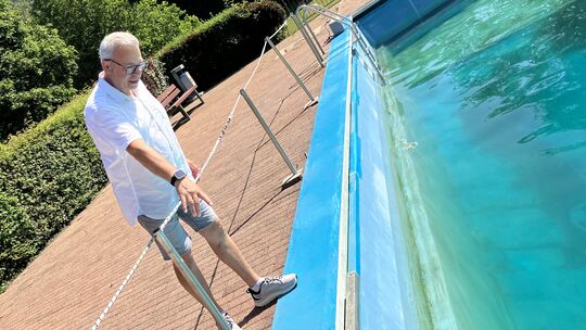 Das Schwimmerbecken im Cochemer Freibad wird neu befüllt. Zuvor wurden Risse in der Folienbeschichtung repariert. Frank Wagner,