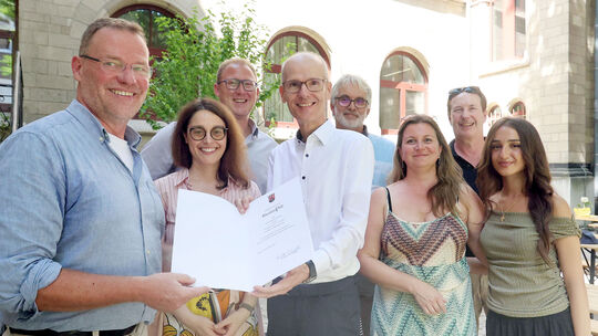Der scheidenden Schulleiter Frank Michael Strauss (links) mit seiner Stellvertreterin Sylvia Weiler (2. von links), Etzkorn von