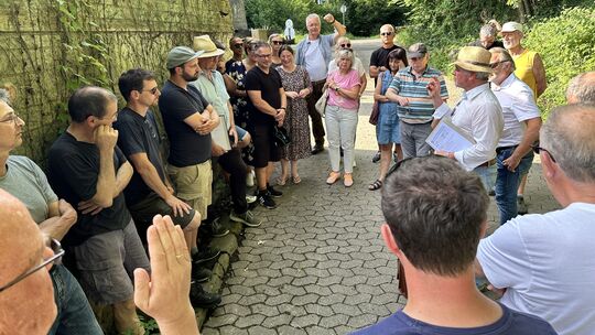 Der Selterser Stadtrat traf sich auf dem Gelände der Firma Bell, heute geführt von Christian Klein (4. von links), um von den St
