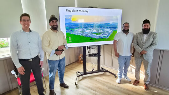Gemeinsam möchte man das Fest "Jalsa Salana" auf dem Mendiger Flugplatz gut über die Bühne bringen (von links): Sebastian Busch,
