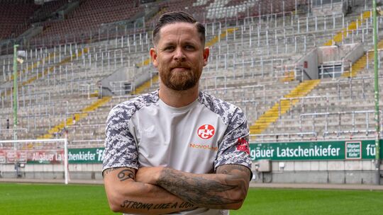 Zurück auf dem Betzenberg: Mike Wunderlich vor der Westkurve, die ihm als Spieler schon so oft zugejubelt hat. Nun wird Wunderli