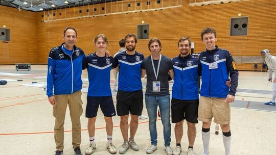 Das Florettteam der Coblenzer Turngesellschaft (Dritter von rechts mit dem vierfachen Weltmeister Peter Joppich als Trainer) hof