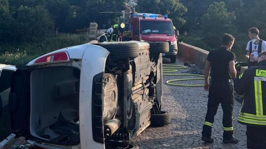 Auf der Luitpoldbrücke in Oberhausen war eine Autofahrerin verunglückt, die von der Feuerwehr aus ihrem Wagen befreit werden mus