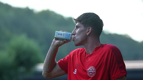 Schon im Training war es für Tim Esten und den FC Rot-Weiss Koblenz bei der enormen Hitze darum gegangen, ausreichend Flüssigkei