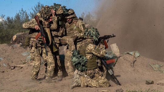 Ukraine-Krieg - ukrainische Soldaten trainieren