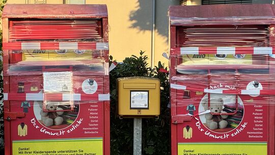 Die roten AWO-Altkleidercontainer in Koblenz, hier im Stadtteil Rübenach, bleiben voraussichtlich bis Ende Juli gesperrt.