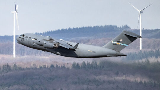 Ein militärisches Transportflugzeug vom Typ Boeing C-17 Globemaster III startet von der US-Airbase in Ramstein: Eine solche Masc