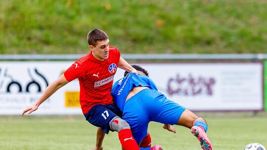 Für den FC Emmelshausen-Karbach II (in Blau mit Mo Alhaj) und die SG Liebshausen/Argenthal/Mörschbach (in Rot mit Marvin Schulzk