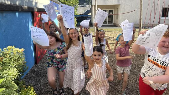 Mit ihren Zeugnissen in der Hand starten die Kinder der Grundschule Briedel-Pünderich gut gelaunt in die sechs Wochen langen Fer