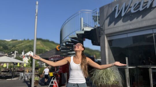 RZ-Praktikantin Enni Schawo testet die Wassersprühanlage, die die Stadt Zell kurzfristig fürs Weinfest geordert hat. Durch feine