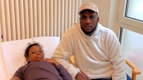 Vater Mohamed Gutale begleitet seine Tochter in die Uniklinik und betreut das schwerkranke Mädchen. Er hat seinen Job verloren,