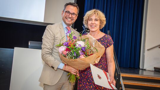 Dagmar Kranz ist als neue Koblenzer Bürgermeisterin im Stadtrat vereidigt worden. Zu den ersten Gratulanten zählte Oberbürgermei
