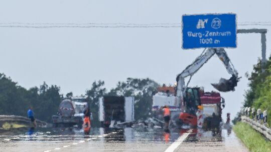 A2 bei Burg wegen Hitzeschäden gesperrt