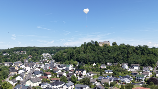 Dieses Foto mit dem Ballon vor dem Westerburger Schloss stammt von der Schuldrohne, die der Schullleiter Thomas Wittfeld gefloge