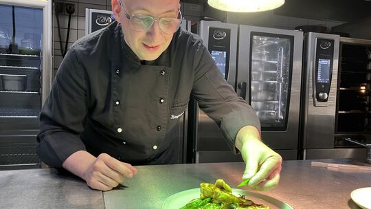 Küchenchef Benjamin Dentel hat für das Restaurant im Seehotel eigens ein Benediktinermenü kreiert.