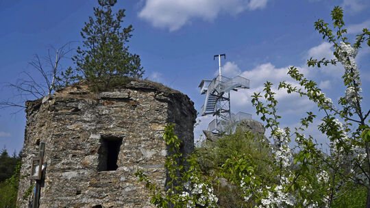 Der 16 Meter hohe Aussichtsturm am Traumschleifchen Spitzer Stein wurde im vergangenen Sommer abgebaut. Nun ist er zurück.