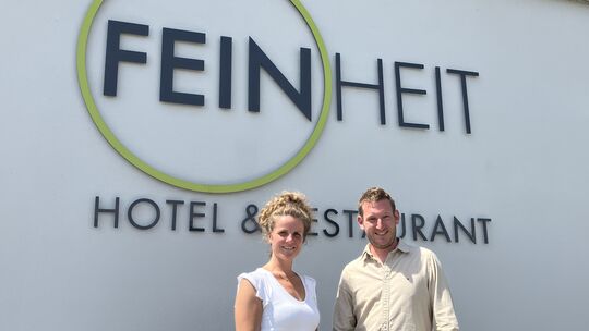 Gut erkennbar prangt das Logo an der Außenfassade des Hotel-Restaurants: 2022 haben Kim Wagner und Etienne Weber den Betrieb in