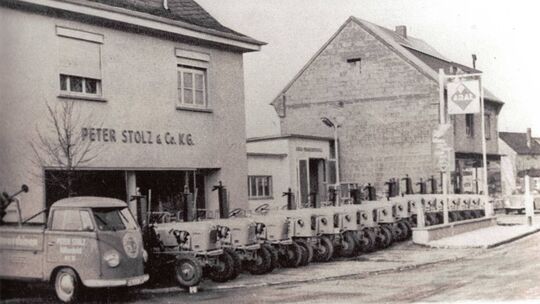 100 Jahre Firma Stolz in Gillenfeld: ein Streifzug durch die Geschichte. Das Bild zeigt die damalige Landmaschinenvertretung und