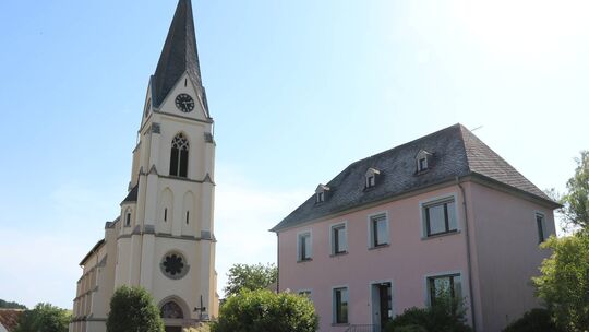 Die Thalfanger Pfarrkirche mit Pfarrheim. Dort soll es künftig mehr als nur Gottesdienste geben.