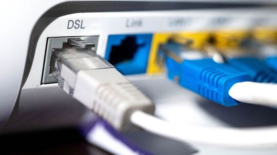 Netzwerkkabel (LAN-Kabel) stecken in einem Router
