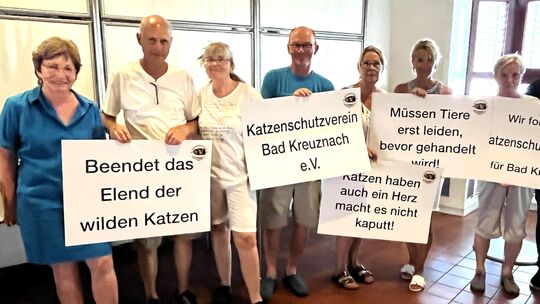 Mitglieder des Kreuznacher Tierschutzvereins und des Katzenschutzvereins fordern vom Stadtrat das Ja zu einer Katzenschutzverord