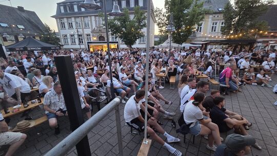 Im Fußballtrikot auf dem Kirchplatz: Das Public Viewing war der Höhepunkt beim Auftakt der Heißen Sommernächte in Birkenfeld.