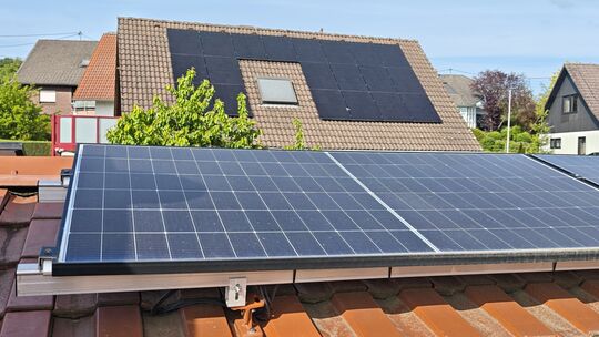 Wer eine PV-Anlage betreibt, spart nicht nur eigene Stromkosten, er bekommt auch für den Überschuss, der ins Netz eingespeist wi