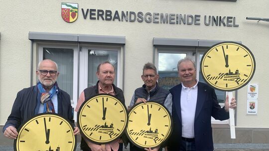 Unkels VG-Bürgermeister Karsten Fehr (rechts), die Ortsbürgermeister Roland Thelen (2. von rechts, Rheinbreitbach) und Günter Hi