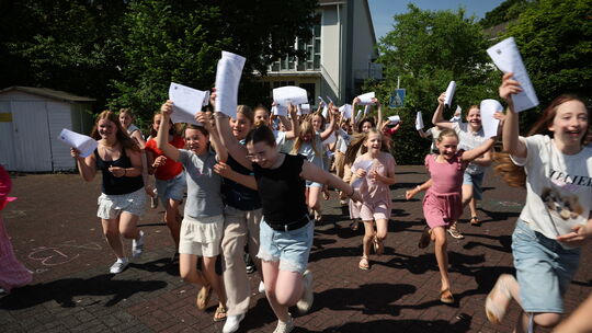 Ab in den Urlaub: Die Mädchen der Marienschule Vallendar stürmen am letzten Schultag mit ihren Zeugnissen in die Sommerferien.