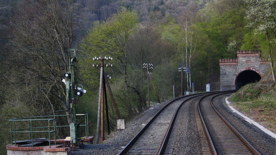 Der Abschnitt zwischen Obernhof und dem Westportal des Kalkofener Tunnels (Aufnahme von 2012) ist nur auf der Schiene erreichbar