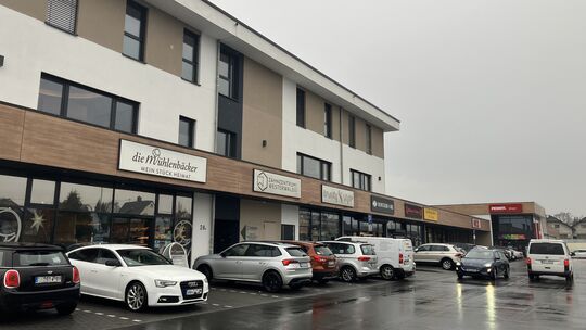 Fachhandelszentrum "Neue Mitte" in Wirges mit einer Reihe an verschiedenen Geschäften, vor allem zur Grundversorgung der Bürger.